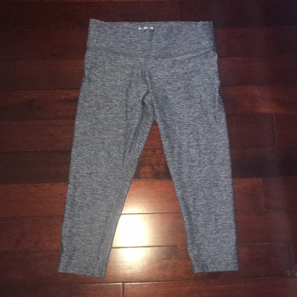VS PINK Ultimate cropped leggings